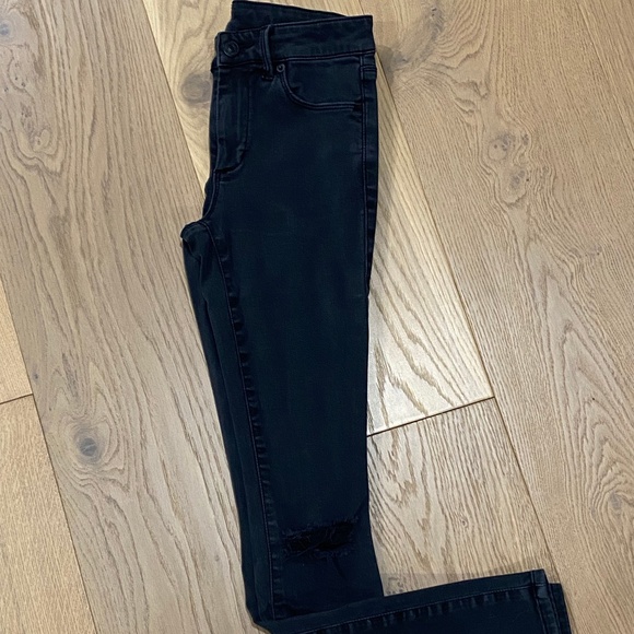 Women's Abercrombie & Fitch Mid Rise Black Skinny Jeans with Distressed Knees - Picture 1 of 6
